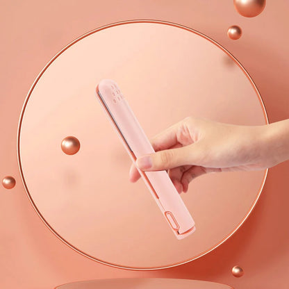 🎒🪮  The First Mini USB 2-in-1 Hair Styler – Portable, Safe & Effortless